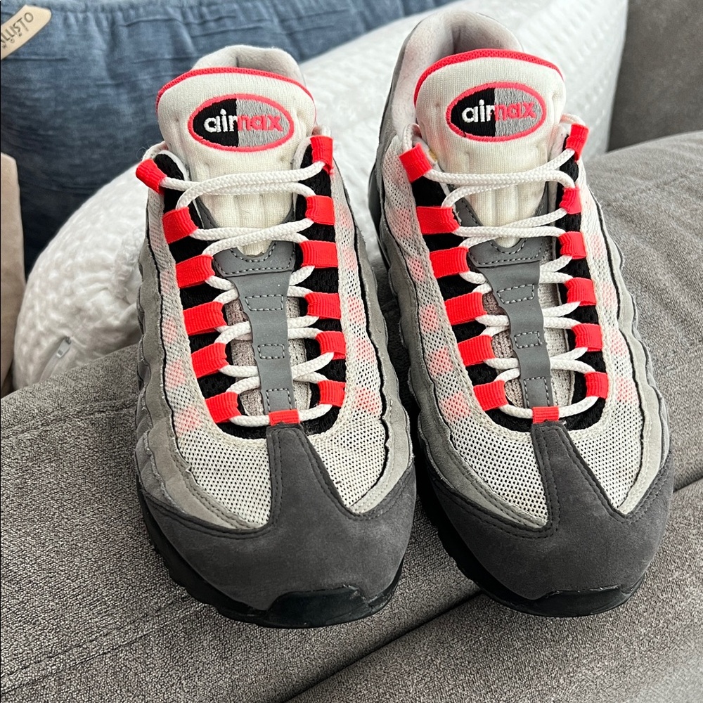Nike Air Max 95 Grey/ Light Grey/ white/ Coral “worn” still great condition